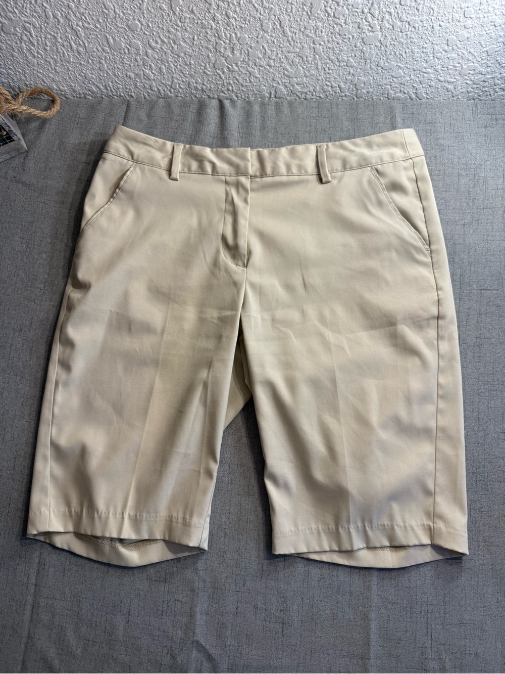 Women's Greg Norman Beige Tailored‎ Bermuda Golf Shorts Shorts Size 6